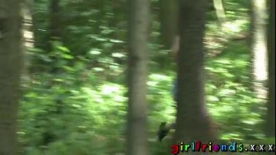 Рыжая лесбиянка трахает свою подружку пальчиками в лесу